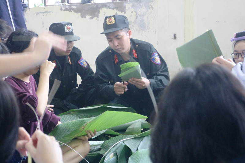 Các chiến sĩ Tiểu đoàn Cảnh sát cơ động số 4 Bộ Công An tham gia hướng dẫn học sinh gói bánh chưng. Các chiến sĩ Tiểu đoàn Cảnh sát cơ động số 4 Bộ Công An tham gia hướng dẫn học sinh gói bánh chưng.