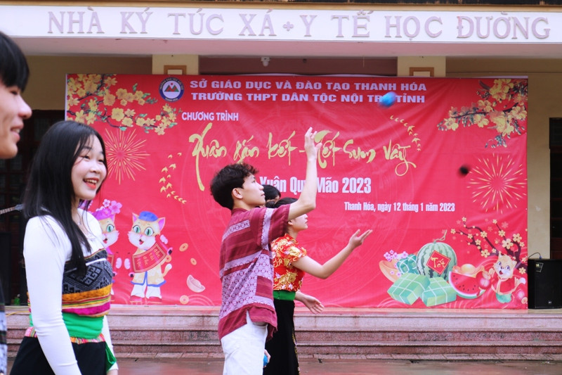 Trường nội trú gói bánh chưng tặng học trò đón Tết ảnh 8 Trường nội trú gói bánh chưng tặng học trò đón Tết ảnh 8