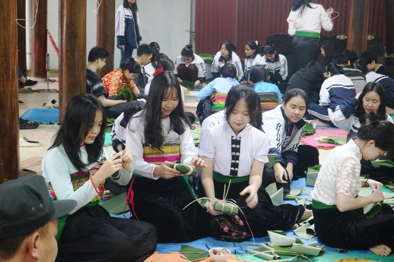 Học sinh hào hứng khi được tham gia gói bánh chưng Tết. Học sinh hào hứng khi được tham gia gói bánh chưng Tết.