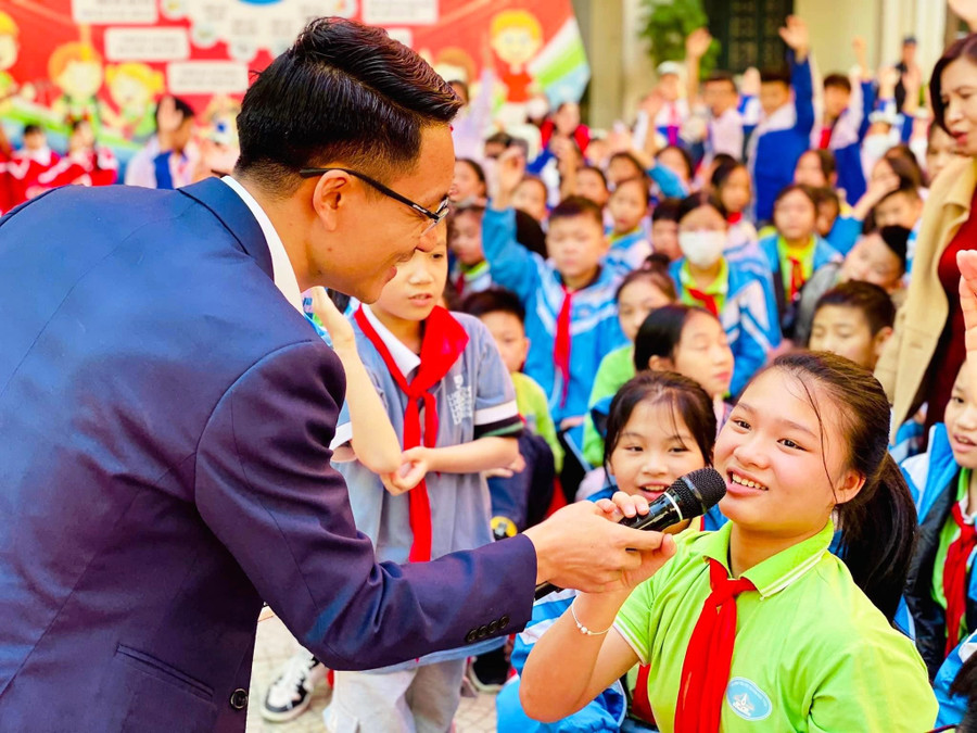 Học sinh Trường Tiểu học Nguyễn Văn Trỗi trả lời câu hỏi của thầy giáo Nguyễn Văn Quyết, Tổng phụ trách đội Trường Tiểu học Dịch Vọng B, (Cầu Giấy, Hà Nội) trong buổi ngoại khóa. Học sinh Trường Tiểu học Nguyễn Văn Trỗi trả lời câu hỏi của thầy giáo Nguyễn Văn Quyết, Tổng phụ trách đội Trường Tiểu học Dịch Vọng B, (Cầu Giấy, Hà Nội) trong buổi ngoại khóa.