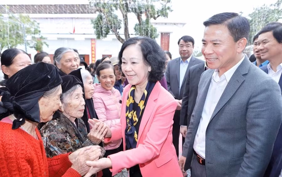Đồng chí Trương Thị Mai, Ủy viên Bộ Chính trị, Bí thư Trung ương Đảng, Trưởng ban Tổ chức Trung ương về thăm, chúc Tết tại Thanh Hóa. Ảnh: Minh Hiếu.