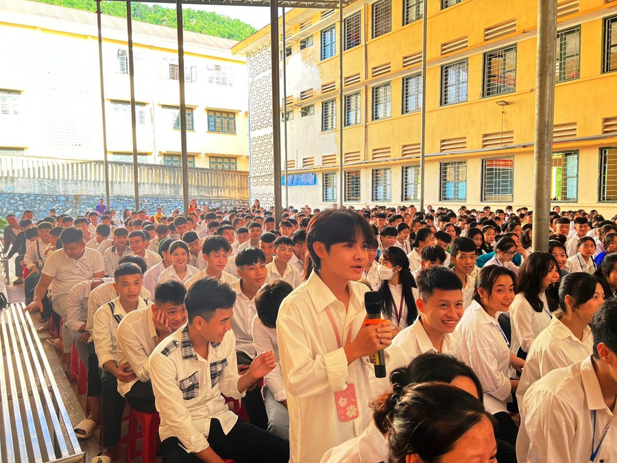 Học sinh Trường THPT Quan Sơn (Thanh Hóa) tham gia sinh hoạt ngoại khóa về phòng chống bạo lực học đường. Học sinh Trường THPT Quan Sơn (Thanh Hóa) tham gia sinh hoạt ngoại khóa về phòng chống bạo lực học đường.