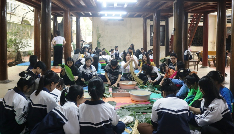 Hai năm qua, do dịch bệnh Covid -19, nên nhà trường phải tạm dừng hoạt động ý nghĩa này. Năm nay, học sinh nhà trường rất phấn chấn vì được cùng nhau gói bánh chưng, chuẩn bị đón Tết. Hai năm qua, do dịch bệnh Covid -19, nên nhà trường phải tạm dừng hoạt động ý nghĩa này. Năm nay, học sinh nhà trường rất phấn chấn vì được cùng nhau gói bánh chưng, chuẩn bị đón Tết.