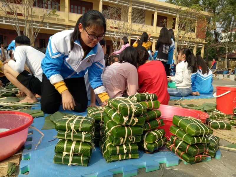 Những chiếc bánh do học sinh tự gói. Những chiếc bánh do học sinh tự gói.