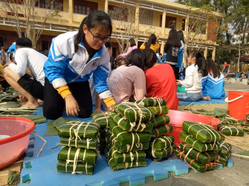 Những chiếc bánh do học sinh tự gói.