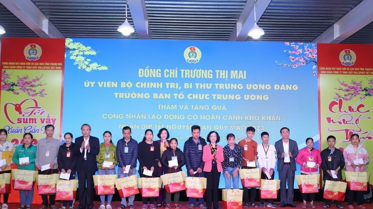 Ủy viên Bộ Chính trị, Bí thư Trung ương Đảng, Trưởng ban Tổ chức Trung ương Trương Thị Mai thăm, chúc tết, tặng quà cho công nhân Công ty Giày Roll Sport tại Khu công nghiệp Hoàng Long (TP Thanh Hóa). Ảnh: Minh Hiếu.