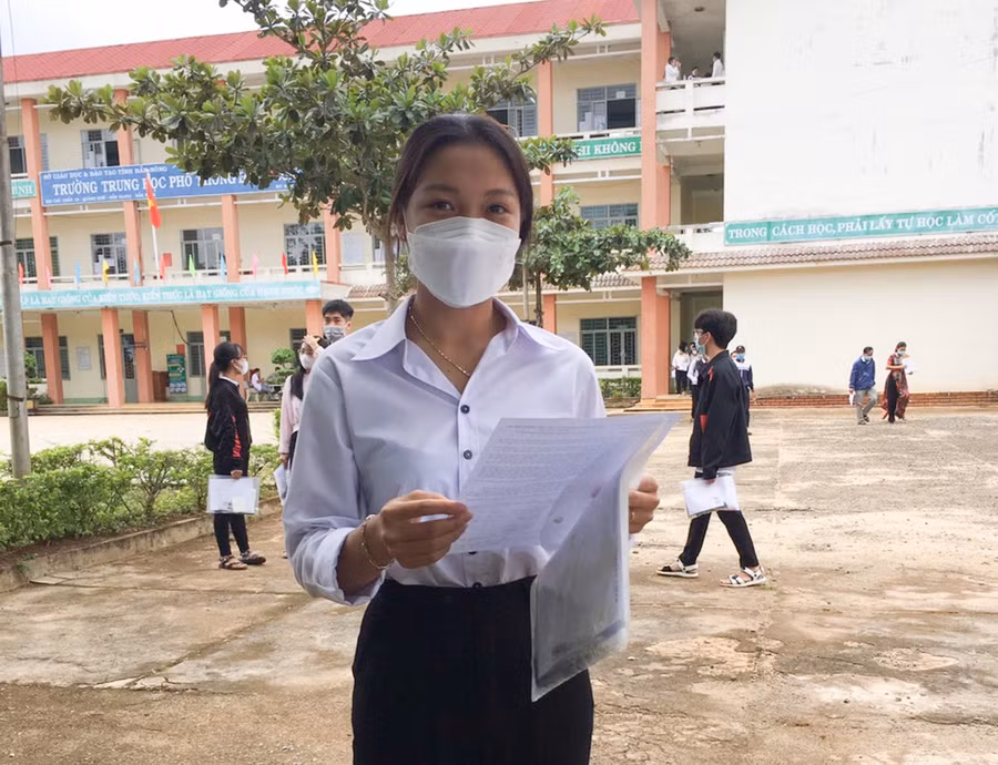 Thí sinh Trần Thị Yến học sinh lớp 12B trường THPT Đắk Glong, Đắk Nông cho rằng đề thi vừa sức, có sự phân hóa rõ