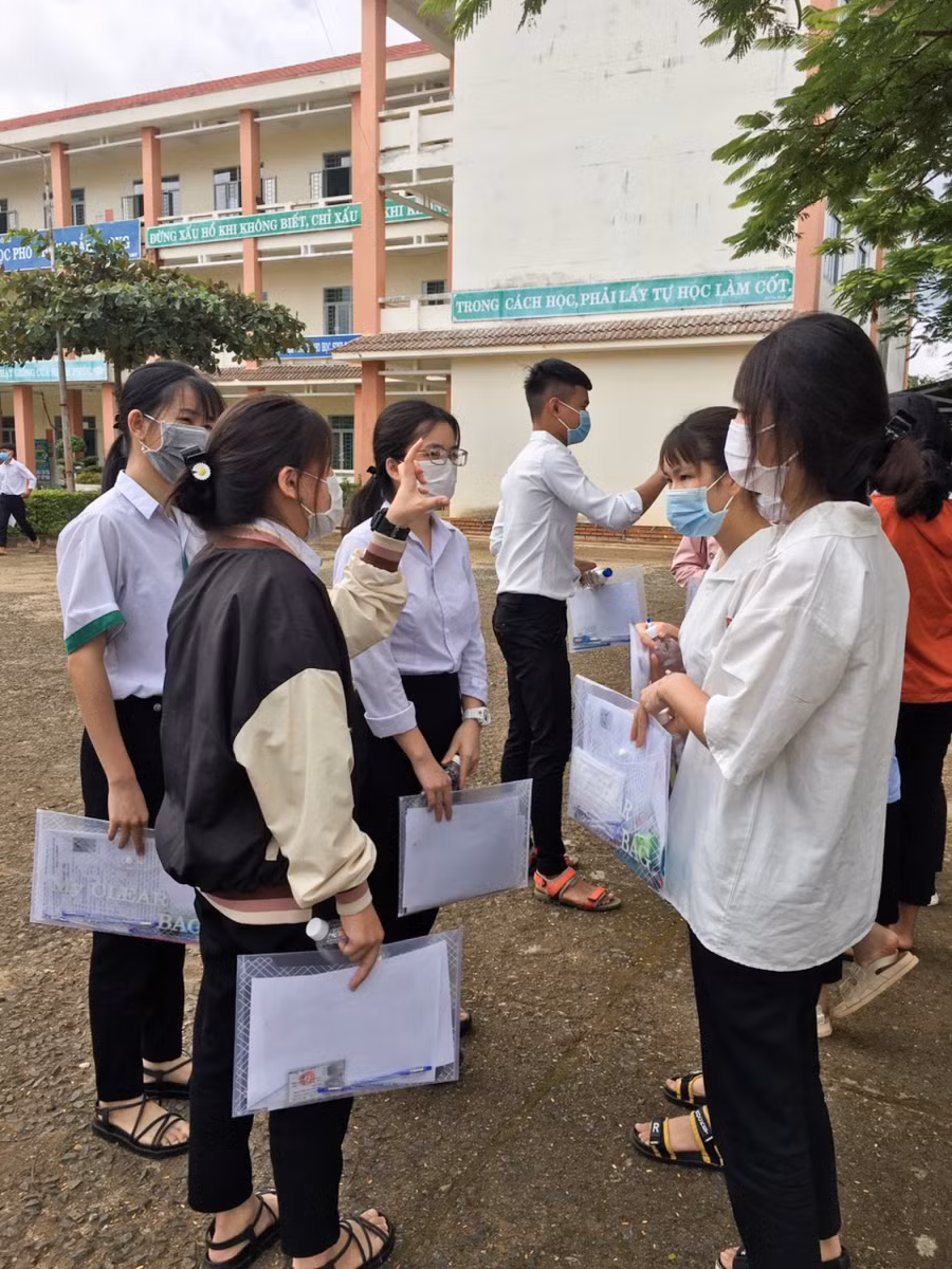 Thí sinh trao đổi bài làm sau buổi thi môn đầu tiên Ngữ văn