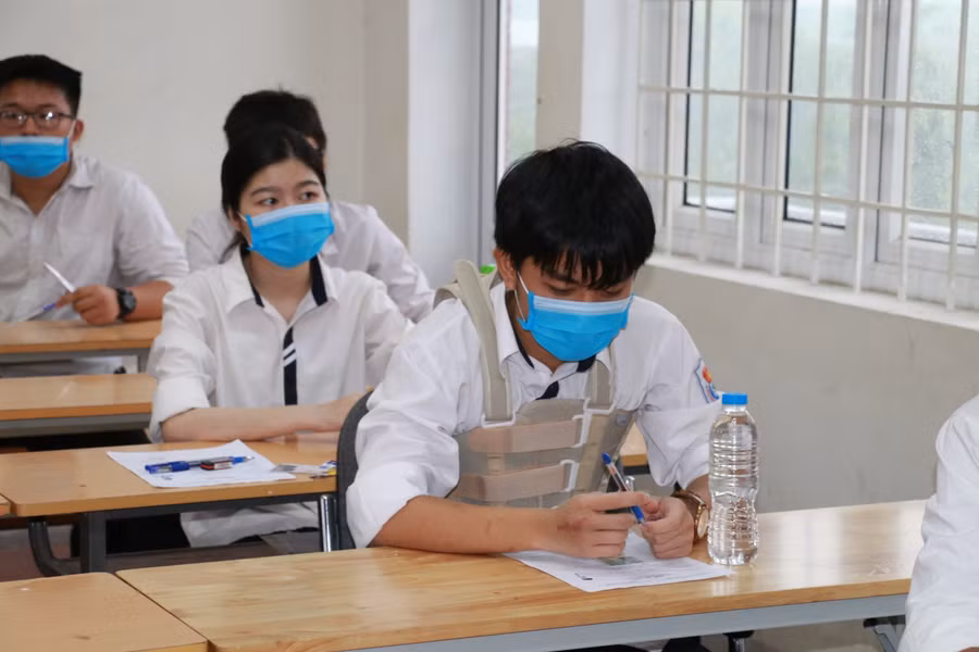 Dù gặp tai nạn nghiêm trọng, nam sinh vẫn quyết tâm tham gia kỳ thi quan trọng