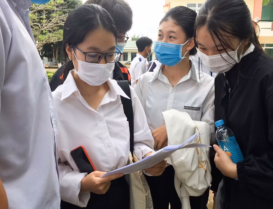 Thí sinh Đắk Nông trao đổi bài làm sau môn Toán