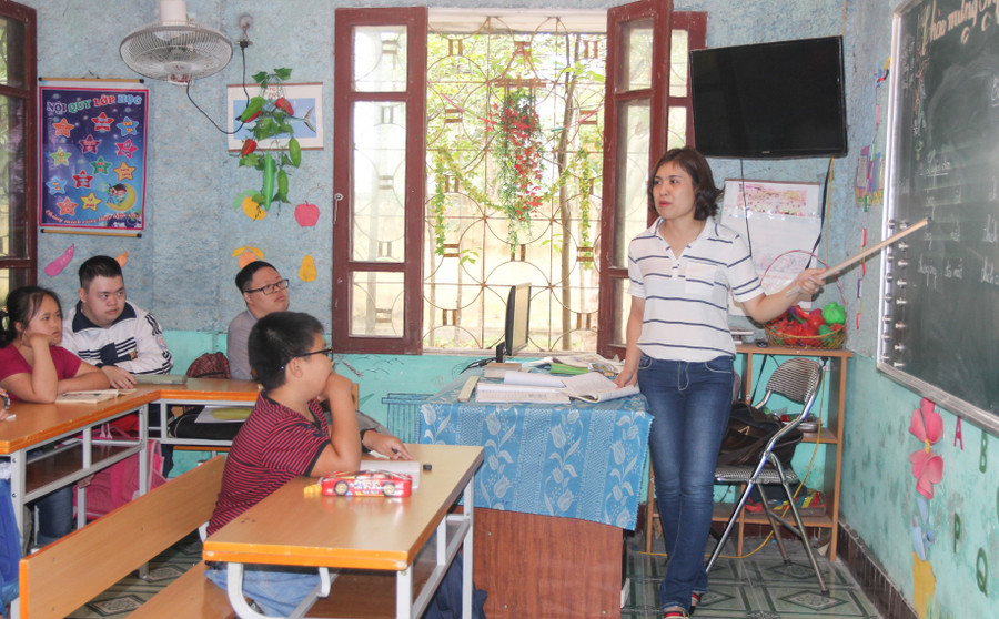 Cô Đinh Thị Sa dạy lớp chậm phát triển