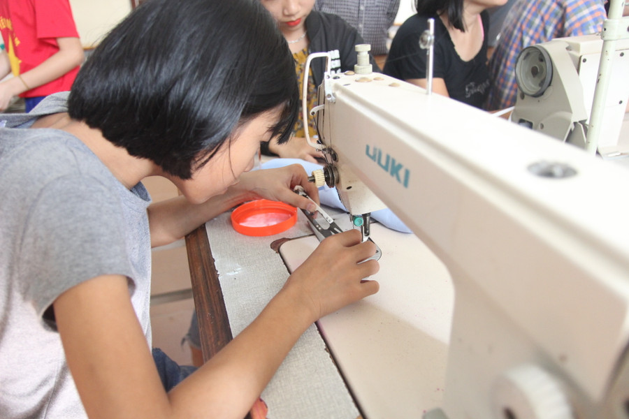 Chăm chú bên chiếc máy may