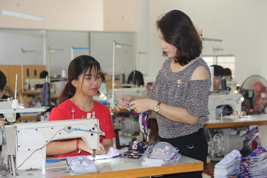 Học sinh lớp may nâng cao đã có thể sản xuất các đơn hàng theo yêu cầu