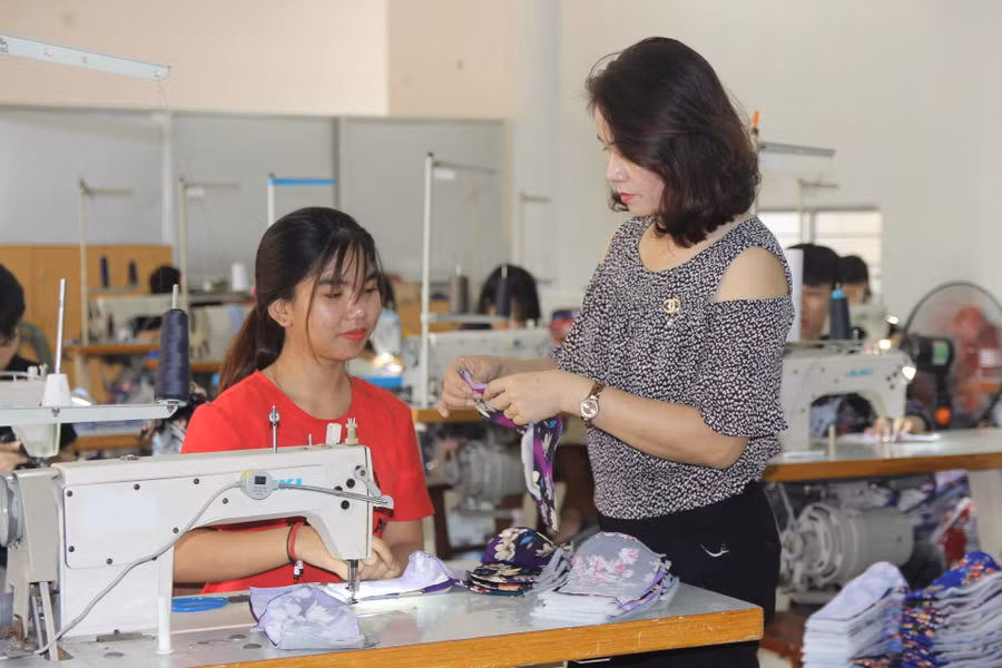 Học sinh lớp may nâng cao đã có thể sản xuất các đơn hàng theo yêu cầu