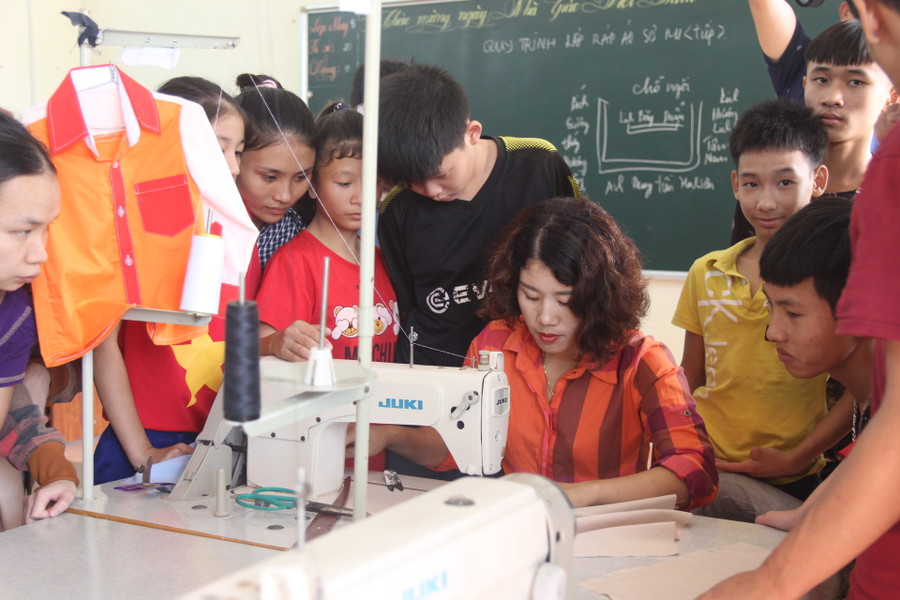 Lớp dạy học may cơ bản