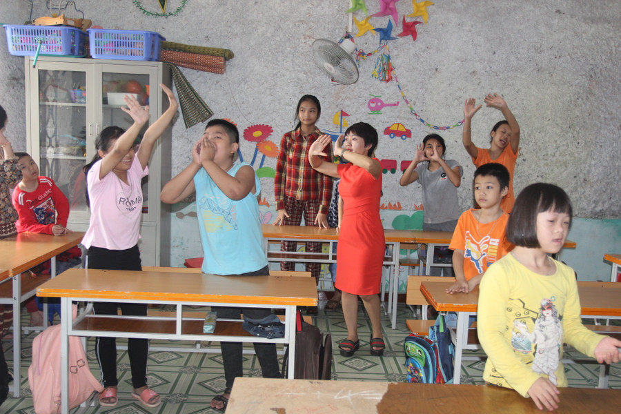 Cô giáo tập hát cho học sinh trong lớp học