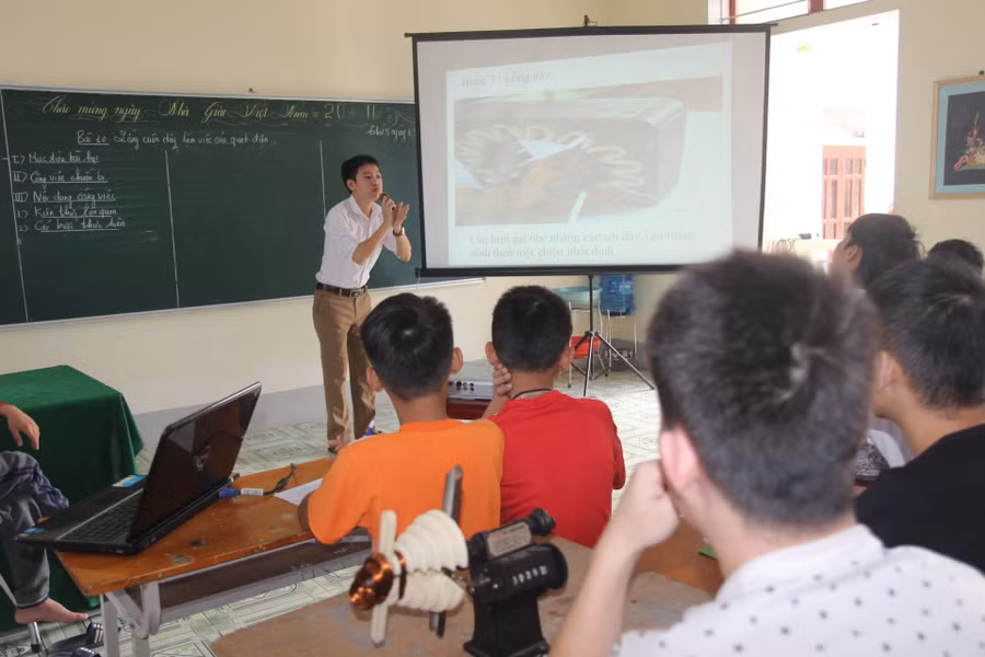 Giáo viên của trường phải dạy "đa phương tiện": Viết, nói, và ký hiệu