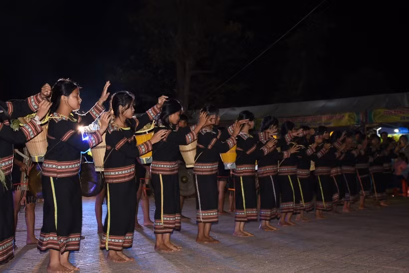 Những hoạt động văn hóa truyền thống khiến học sinh Kon Tum thích thú, hào hứng đến lớp. Ảnh: Dung Nguyễn Những hoạt động văn hóa truyền thống khiến học sinh Kon Tum thích thú, hào hứng đến lớp. Ảnh: Dung Nguyễn