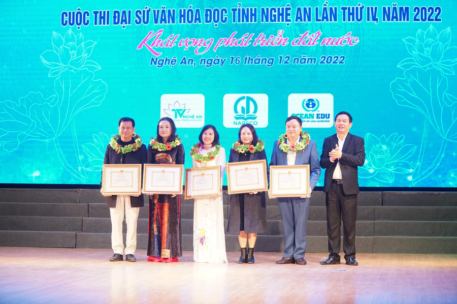 Ban tổ chức khen thưởng cho tập thể có đóng góp xuất sắc cho hội thi Đại sứ Văn hóa đọc. Ban tổ chức khen thưởng cho tập thể có đóng góp xuất sắc cho hội thi Đại sứ Văn hóa đọc.