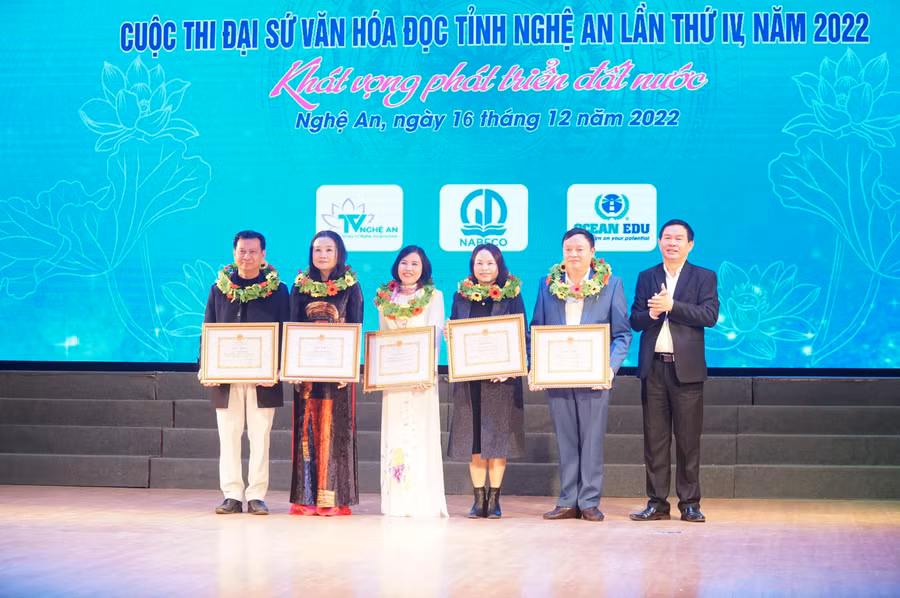 Ban tổ chức khen thưởng cho tập thể có đóng góp xuất sắc cho hội thi Đại sứ Văn hóa đọc.