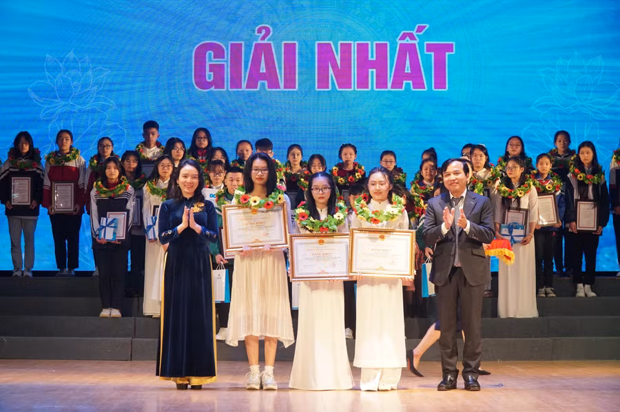 Ban tổ chức trao 3 giải Nhất cuộc thi Đại sứ Văn hóa đọc tỉnh Nghệ An lần thứ IV năm 2022.