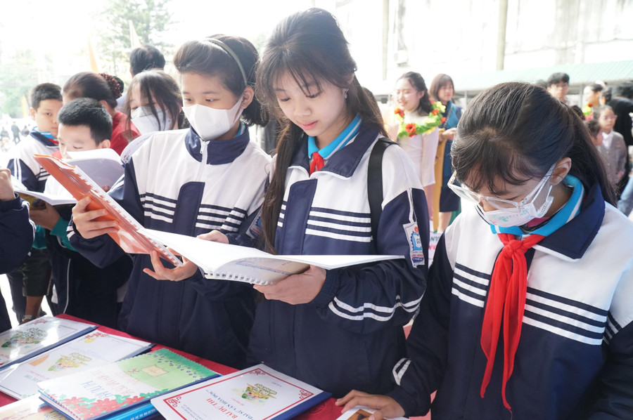 Bài dự thi Đại sứ Văn hóa đọc tỉnh Nghệ An năm 2022 cũng sẽ được chia sẻ, lan tỏa rộng rãi đến học sinh trong toàn tỉnh. Bài dự thi Đại sứ Văn hóa đọc tỉnh Nghệ An năm 2022 cũng sẽ được chia sẻ, lan tỏa rộng rãi đến học sinh trong toàn tỉnh.