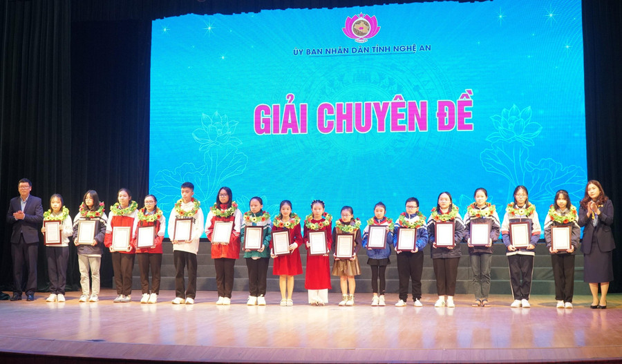 Trao giải chuyên đề cho 16 thí sinh của 3 cấp tiểu học, THCS và THPT. Trao giải chuyên đề cho 16 thí sinh của 3 cấp tiểu học, THCS và THPT.
