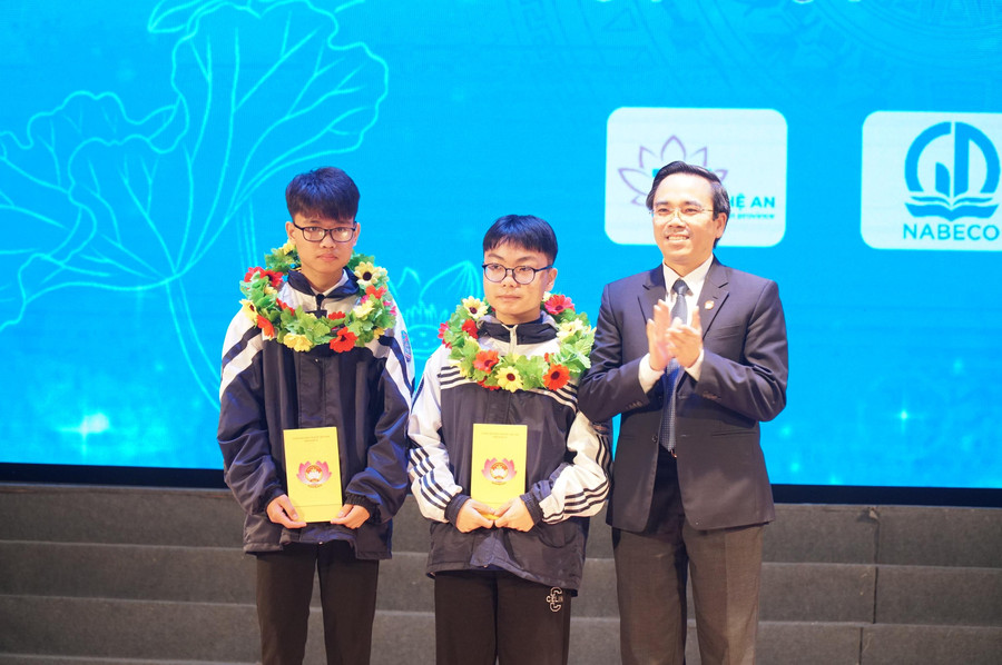 Đại diện Ủy ban Mặt trận Tổ quốc tỉnh Nghệ An trao quà cho thí sinh đạt giải có hoàn cảnh khó khăn, nỗ lực vươn lên trong cuộc sống và học tập. Đại diện Ủy ban Mặt trận Tổ quốc tỉnh Nghệ An trao quà cho thí sinh đạt giải có hoàn cảnh khó khăn, nỗ lực vươn lên trong cuộc sống và học tập.