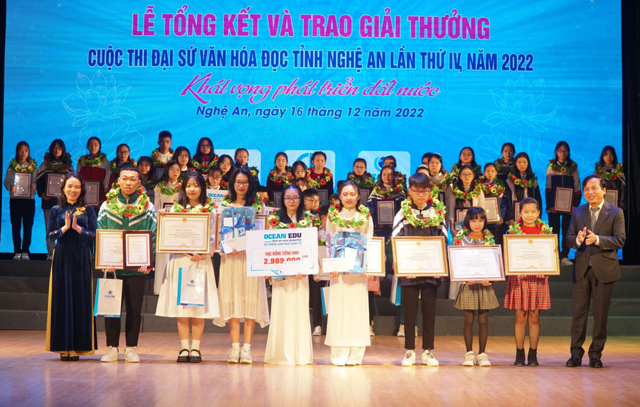 Ban tổ chức trao Giấy khen và phần thưởng cho 44 cá nhân đạt giải, trong đó có 10 em đạt giải cao cấp tỉnh và tiếp tục đạt giải ở cuộc thi Đại sứ Văn hóa đọc toàn quốc. Ban tổ chức trao Giấy khen và phần thưởng cho 44 cá nhân đạt giải, trong đó có 10 em đạt giải cao cấp tỉnh và tiếp tục đạt giải ở cuộc thi Đại sứ Văn hóa đọc toàn quốc.