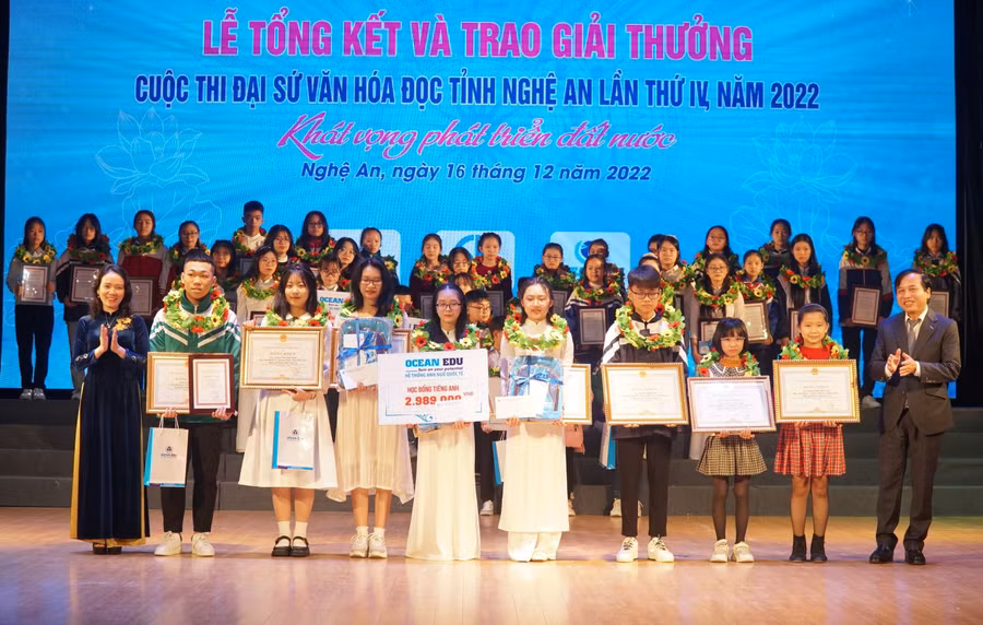 Ban tổ chức trao Giấy khen và phần thưởng cho 44 cá nhân đạt giải, trong đó có 10 em đạt giải cao cấp tỉnh và tiếp tục đạt giải ở cuộc thi Đại sứ Văn hóa đọc toàn quốc.