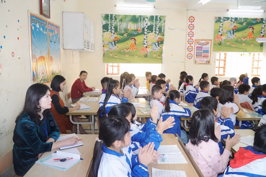 Giảng viên Hồ Thị Việt Yến - Trưởng khoa Giáo dục thể chất nghệ thuật, Trường Cao đẳng Sư phạm Nghệ An – được ban tổ chức mời tham gia chấm thi môn Âm nhạc. Cô cho hay ban giám khảo đánh giá cao sự cố gắng, tâm huyết của giáo viên dự thi. Với môn Âm nhạc, ngoài lý thuyết, giáo viên đã đưa vào nhiều nhạc cụ và sáng tạo các hoạt động để tiết học sôi nổi, học sinh thích thú hưởng ứng.