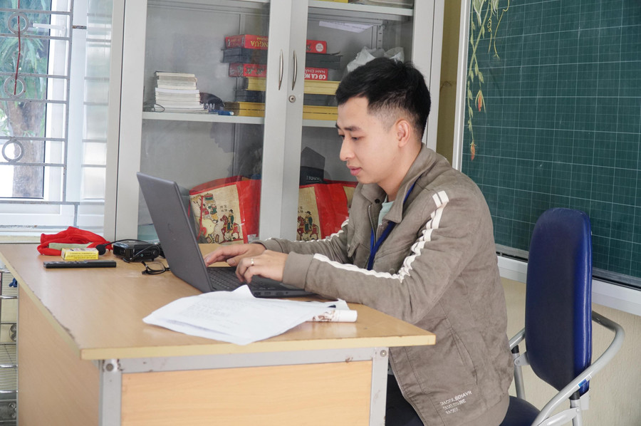 Thí sinh Lê Văn Cường (SN 1997) là một trong những giáo viên trẻ nhất của hội thi năm nay. Hiện thầy Cường đang dạy học tại Trường Tiểu học Thạch Ngàn – một trong những trường đóng tại địa bàn khó khăn nhất huyện miền núi Con Cuông, Nghệ An. Sau 4 năm công tác, thầy giáo trẻ đã 2 lần thi đạt giáo viên dạy giỏi cấp huyện và tham gia thi tỉnh. Ở phần thi thực hành, thầy bắt thăm bài “Luyện tập tả người” của môn Tiếng Việt lớp 5. Trước giờ thi chính thức, thầy kiểm tra lại giáo án và cho biết: “Những năm qua, ở trường tôi được phân công dạy khối 4 – 5, vì vậy khi bắt thăm nội dung bài giảng, tôi không quá bất ngờ. Tôi sẽ cố gắng để tổ chức tiết dạy sinh động, thu hút học sinh tham gia tương tác đạt hiệu quả cao nhất”.