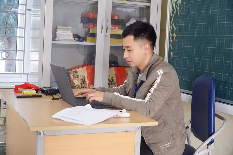 Thí sinh Lê Văn Cường (SN 1997) là một trong những giáo viên trẻ nhất của hội thi năm nay. Hiện thầy Cường đang dạy học tại Trường Tiểu học Thạch Ngàn – một trong những trường đóng tại địa bàn khó khăn nhất huyện miền núi Con Cuông, Nghệ An. Sau 4 năm công tác, thầy giáo trẻ đã 2 lần thi đạt giáo viên dạy giỏi cấp huyện và tham gia thi tỉnh. Ở phần thi thực hành, thầy bắt thăm bài “Luyện tập tả người” của môn Tiếng Việt lớp 5. Trước giờ thi chính thức, thầy kiểm tra lại giáo án và cho biết: “Những năm qua, ở trường tôi được phân công dạy khối 4 – 5, vì vậy khi bắt thăm nội dung bài giảng, tôi không quá bất ngờ. Tôi sẽ cố gắng để tổ chức tiết dạy sinh động, thu hút học sinh tham gia tương tác đạt hiệu quả cao nhất”.