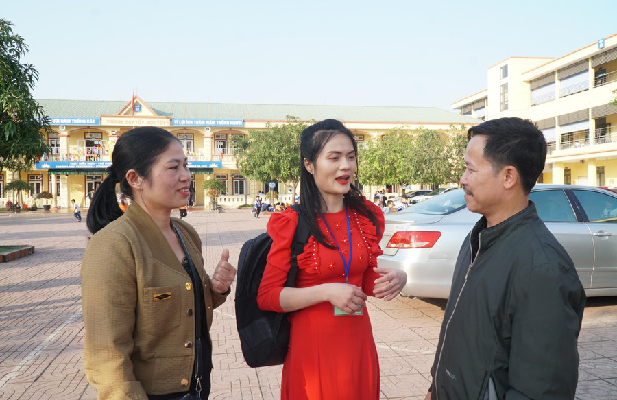 Thí sinh Lô Thị Huyền (ở giữa) - giáo viên Trường Tiểu học Hữu Kiệm (huyện Kỳ Sơn, Nghệ An) vừa dạy xong tiết thực hành, phấn khởi chia sẻ với đồng nghiệp đã hoàn thành kỳ thi hơn mong đợi. "Tôi dạy học ở huyện biên giới, và trường tôi công tác chiếm đại đa số là học sinh người dân tộc thiểu số Khơ Mú, Thái... Vì vậy khi về dự thi và dạy lớp học sinh ở thành phố tôi hơi lo lắng. Nhưng các em rất mạnh dạn, tự tin, yêu quý cô giáo và rất hợp tác với cô trong các hoạt động. Dù chỉ có 2 ngày cả làm quen và dạy các em, nhưng sau khi thi xong cô trò còn cảm thấy lưu luyến. Điều đó khiến tôi hài lòng với phần thi của mình dù sau này kết quả ra sao thì tôi đã có trải nghiệm tuyệt vời và học hỏi được nhiều điều từ hội thi", cô Huyền cho hay.