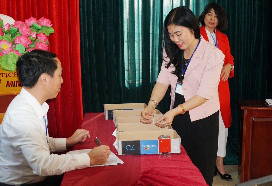 Đội ngũ ban giám khảo của hội thi là giáo viên cốt cán, hiệu trưởng, hiệu phó các trường tiểu học trên địa bàn tỉnh và giảng viên từ Trường Cao đẳng Sư phạm Nghệ An. Trước mỗi tiết thi thực hành của thí sinh, ban giám khảo sẽ bốc thăm để biết được chấm thi phòng nào.