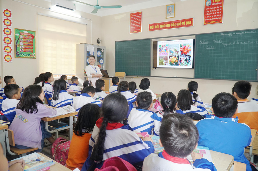 Đây là năm đầu tiên Hội thi giáo viên dạy giỏi tiểu học cấp tỉnh có số lượng thí sinh đông, tham gia đầy đủ các môn trong chương trình dạy học. Theo đó, ngoài 269 giáo viên chung, thì có hơn 100 giáo viên bộ môn ( Âm nhạc 32 người, Mỹ thuật 28 người, tiếng Anh 64 người, Giáo dục thể chất 12 người và Tin học 10 người). Trong ảnh là phần thi tiết thực hành môn Mỹ thuật.