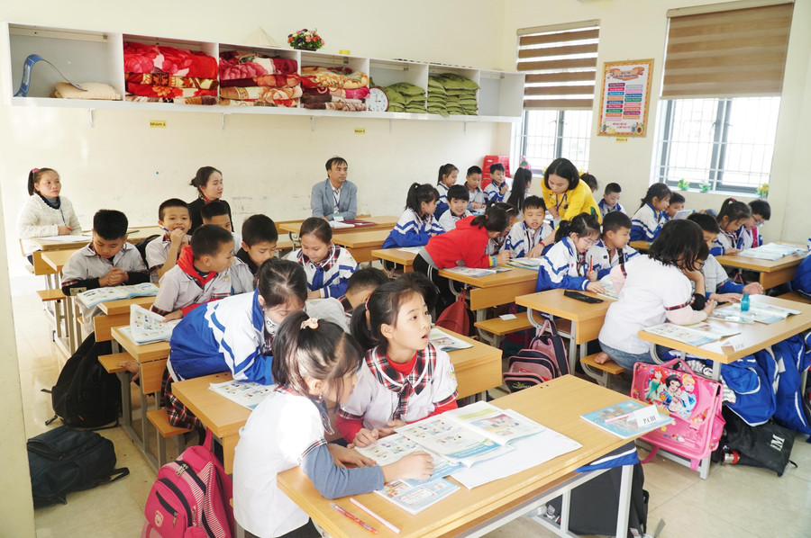 Hội thi giáo viên dạy giỏi tiểu học cấp tỉnh Nghệ An, thí sinh trải qua 2 phần thi: Trình bày biện pháp giáo dục và thực hành tiết dạy. Ở phần thi thực hành, giáo viên sẽ bốc thăm bài giảng và có 1 ngày để chuẩn bị, làm quen với học sinh.