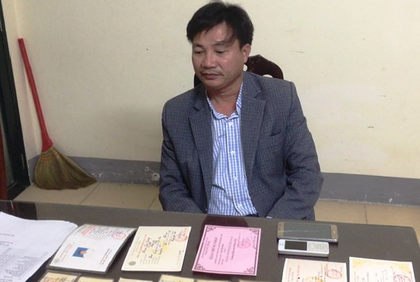 Đối tượng Nguyễn Kim Hồng tại cơ quan công an cùng tang vật Đối tượng Nguyễn Kim Hồng tại cơ quan công an cùng tang vật