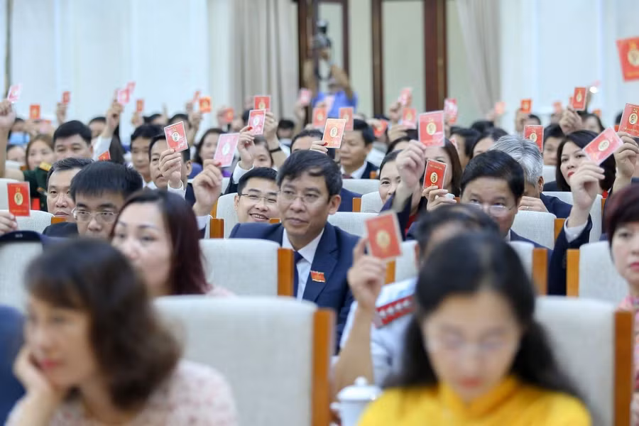 Các đại biểu tiến hành biểu quyết một số nội dung quan trọng