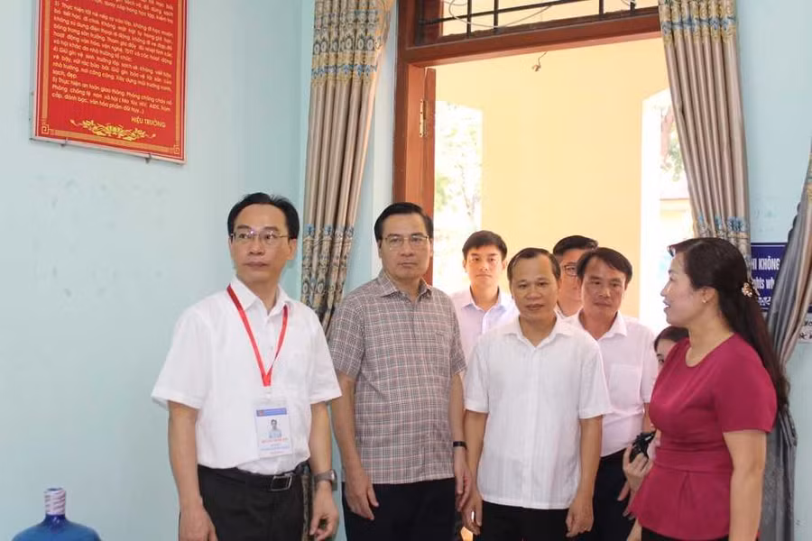 Thứ trưởng Bộ GD&ĐT cùng đoàn UBND tỉnh Bắc Giang kiểm tra công tác chuẩn bi bị cơ sở vật chất, an ninh cho kỳ thi tốt nghiệp THPT 2023. Thứ trưởng Bộ GD&ĐT cùng đoàn UBND tỉnh Bắc Giang kiểm tra công tác chuẩn bi bị cơ sở vật chất, an ninh cho kỳ thi tốt nghiệp THPT 2023.