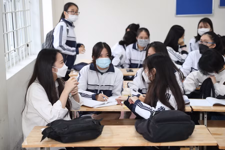 Các bạn tranh thủ trò chuyện với nhau trước giờ học sau thời gian dài không được gặp mặt.