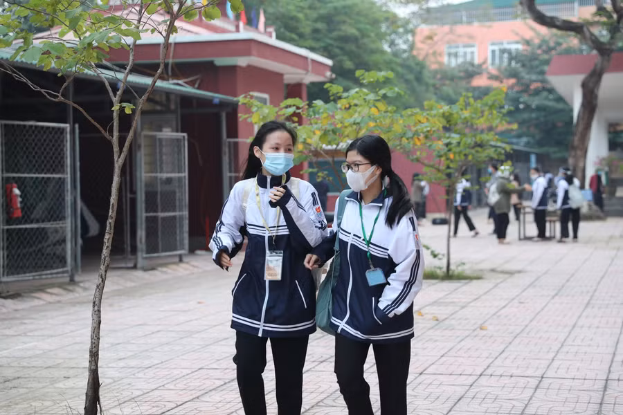 Đây là buổi học đầu tiên của năm học 2021-2022, học sinh lớp 12 của TP Vinh được trở lại trường và gặp nhau trực tiếp thay vì trên màn hình học trực tuyến