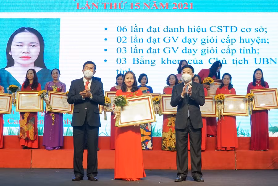 Ông Lê Văn Thông - Phó Bí thư thường trực tỉnh ủy và ông Thái Văn Thành - Giám đốc Sở GD&amp;ĐT tỉnh Nghệ An thừa ủy quyền Chủ tịch nước trao tặng danh hiệu Nhà giáo ưu tú cho giáo viên của tỉnh.