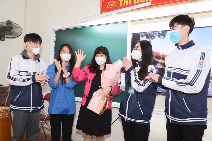 Lớp 12A7 – Trường THPT Huỳnh Thúc Kháng đảm bảo sỹ số đầy đủ trong buổi học đầu tiên. Các em cũng đã chuẩn bị bó hoa tươi để tặng cô giáo, sau thời gian chỉ được gặp nhau qua lớp học trực tuyến.