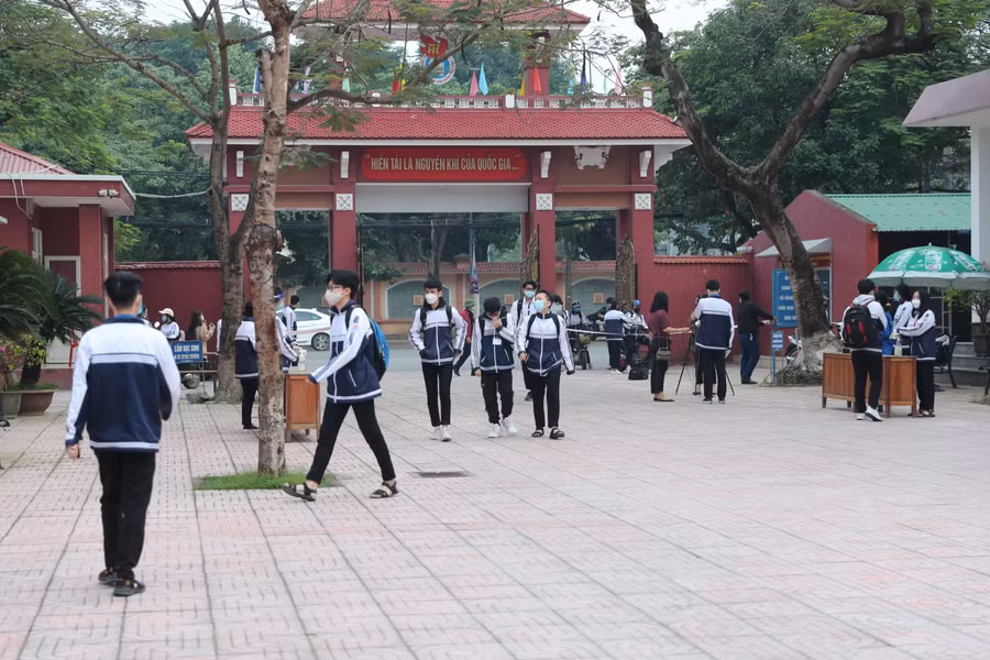 Công tác phòng dịch được thực hiện nghiêm túc và đã hình thành nề nếp như: học sinh đeo khẩu trang, phân luồng, đo thân nhiệt, rửa tay sát khuẩn khi vào cổng trường.