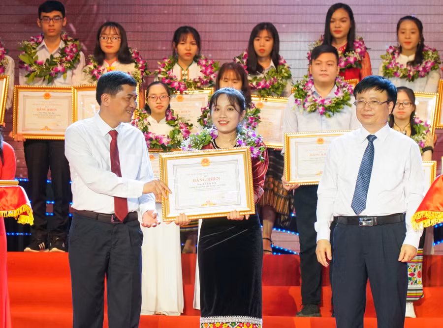 Học sinh đạt điểm cao tại kỳ thi Tốt nghiệp THPT năm 2020 được UBND tỉnh Nghệ An tuyên dương rải đều ở 19 trường THPT trong tỉnh. Trong đó có nhiều học sinh là người dân tộc thiểu số. Phần thưởng cho mỗi em bằng 8 lần mức lương cơ bản (tương đương 11.920.000 đồng).