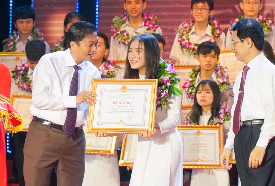 Lãnh đạo tỉnh Nghệ An khen thưởng cho học sinh đạt giải tại kỳ thi chọn HSG quốc gia năm 2020.