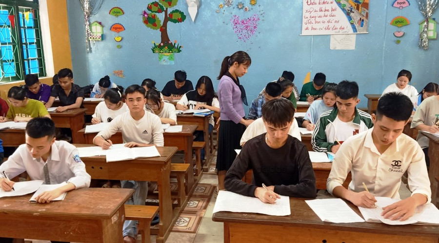 Cô và trò Trường THPT Lang Chánh (Thanh Hóa) tập trung ôn thi tốt nghiệp. Ảnh: TL. Cô và trò Trường THPT Lang Chánh (Thanh Hóa) tập trung ôn thi tốt nghiệp. Ảnh: TL.