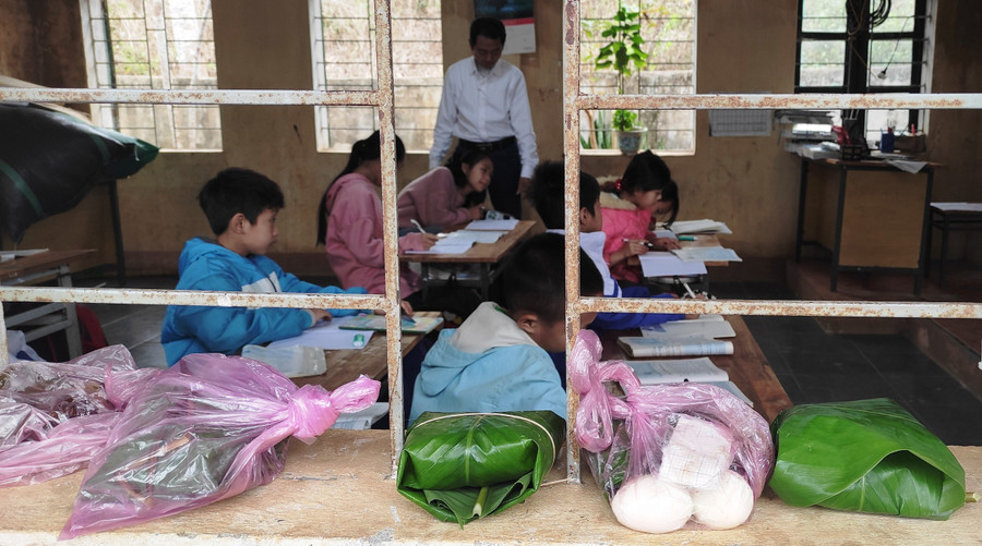 Những nắm cơm của học sinh tại điểm trường Tân Sơn để ở cửa lớp cho các em ăn trưa.