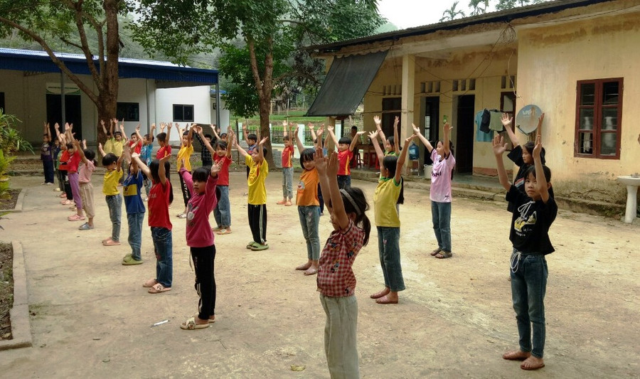 Giờ thể dục của học sinh ở điểm trường bản Vui.